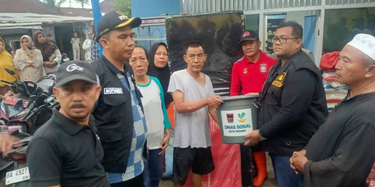 Pemko Padang Serahkan Bantuan Kebutuhan Dasar untuk 6 KK Korban Kebakaran