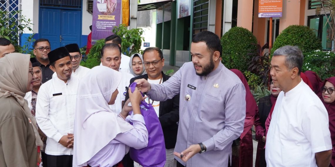 Wako Fadly Amran Serahkan Kartu Padang Juara untuk 12.606 Siswa Kurang Mampu