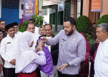 Wako Fadly Amran Serahkan Kartu Padang Juara untuk 12.606 Siswa Kurang Mampu