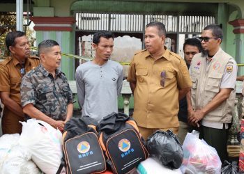 Wawako Pariaman Serahkan Bantuan untuk Korban Kebakaran di Desa Naras Hilir