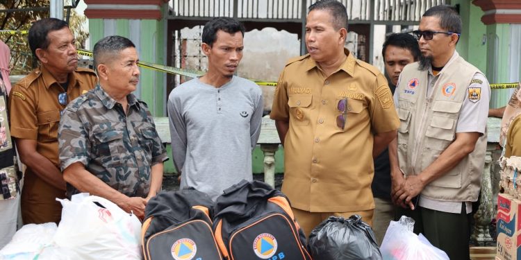 Wawako Pariaman Serahkan Bantuan untuk Korban Kebakaran di Desa Naras Hilir