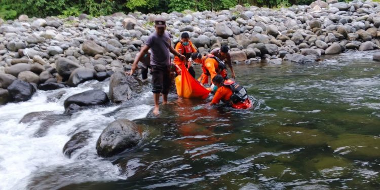 Mayat Pria Tanpa Identitas Ditemukan di Sungai Lubuk Minturun