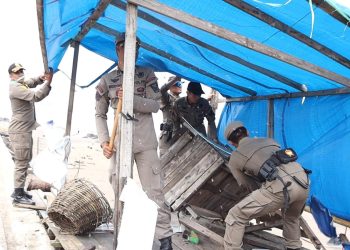 Satpol PP Bongkar Bangunan Liar di Pantai Padang, 3 Bangli Ditertibkan
