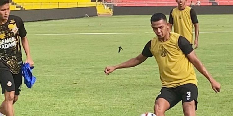 Lengkapi Lini Belakang, Semen Padang FC Datangkan Leo Guntara