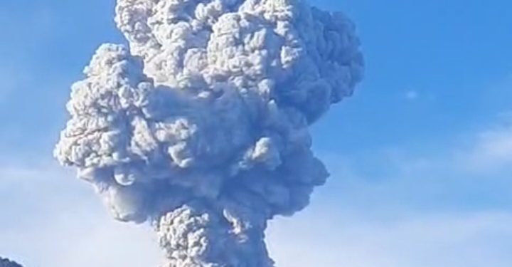 Gunung Marapi Kembali Erupsi, Warga Bukik Batabuah Dikejutkan Dentuman Keras dan Getaran   