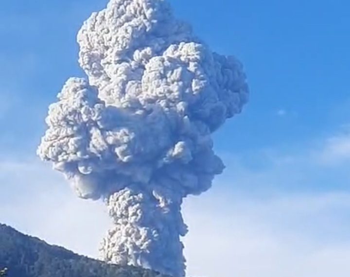 Gunung Marapi Kembali Erupsi, Warga Bukik Batabuah Dikejutkan Dentuman Keras dan Getaran