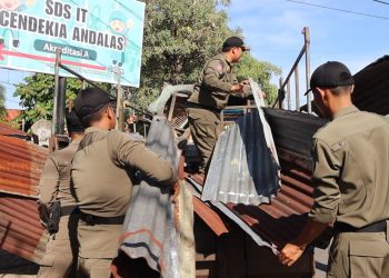 Satpol PP Padang Bongkar Bangunan Liar di Simpang Haru dan Jembatan Andalas