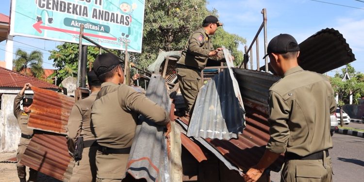 Satpol PP Padang Bongkar Bangunan Liar di Simpang Haru dan Jembatan Andalas
