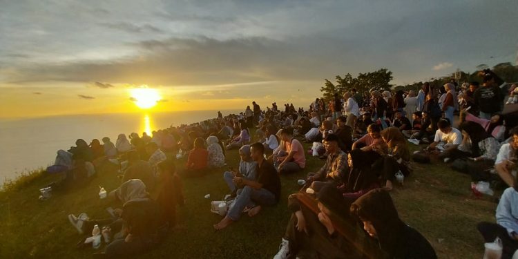 Bukik Gado-Gado, Spot Andalan Menikmati Sunset di Padang dari Ketinggian