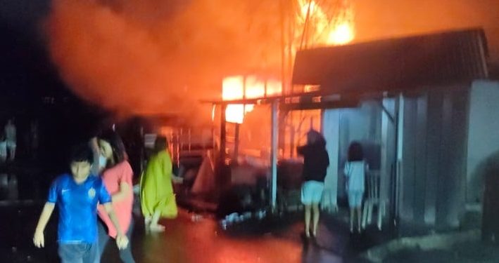 Si Jago Merah Hanguskan Rumah dan Toko di Padang, Kerugian Capai Rp 500 Juta