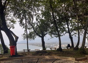 Gunung Padang: Bukit Ramah Pendaki Pemula dengan Panorama Laut yang Cantik