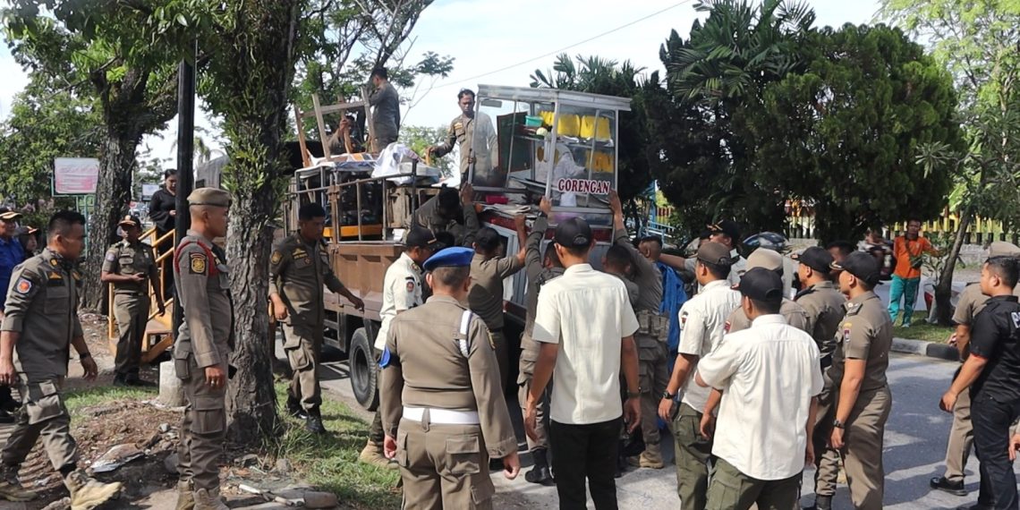 Langgar Perda, Lapak Pedagang di Jalan Adinegoro Ditertibkan Satpol PP Padang