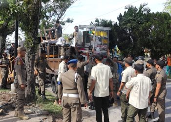 Langgar Perda, Lapak Pedagang di Jalan Adinegoro Ditertibkan Satpol PP Padang