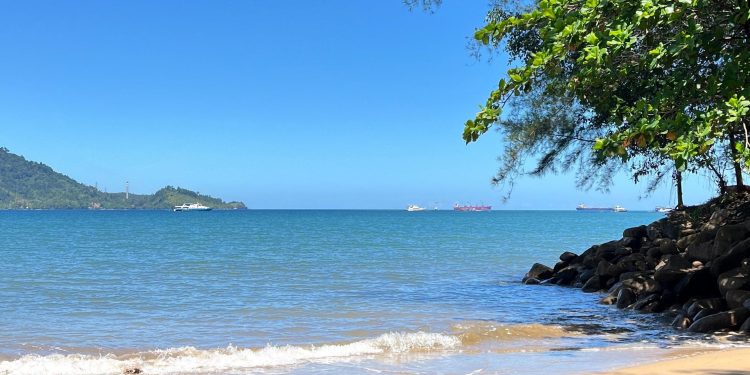 Carolina, Pantai Cantik yang Cocok Buat Melepas Penat di Akhir Pekan