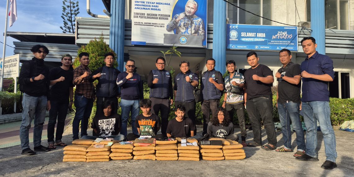Penyelundupan 100 Kg Ganja dari Sumut Digagalkan, Empat Tersangka Ditangkap di Bukittinggi