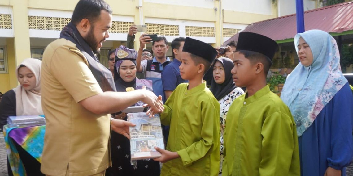 Pemko Padang Serah LKS Gratis Kepada 11.919 Pelajar tingkat SMP dan SMA
