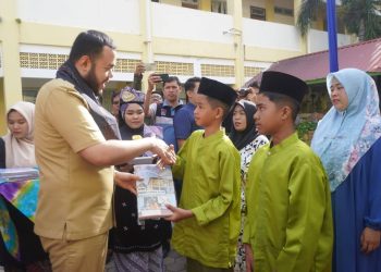 Pemko Padang Serah LKS Gratis  Kepada 11.919 Pelajar tingkat SMP dan SMA