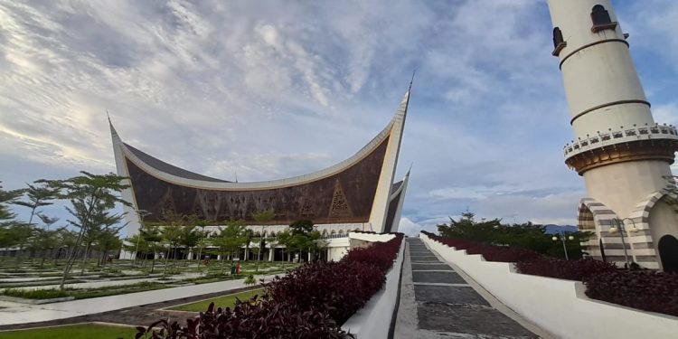 Dua Masjid Berarsitektur Memukau di Padang, Pilihan Tepat untuk Wisata Religi