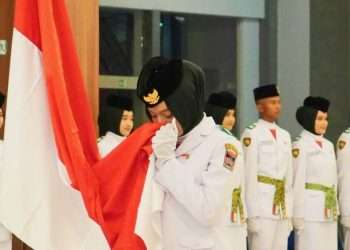 Momen Haru Viersha Aura Fania Cium Merah Putih di Pengukuhan Paskibraka