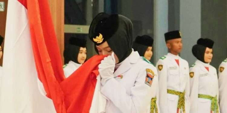 Momen Haru Viersha Aura Fania Cium Merah Putih di Pengukuhan Paskibraka