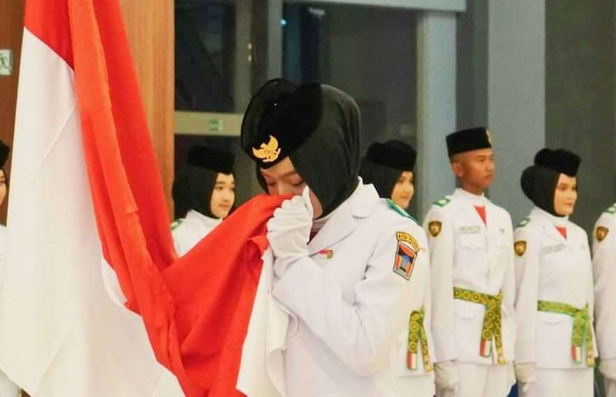 Momen Haru Viersha Aura Fania Cium Merah Putih di Pengukuhan Paskibraka
