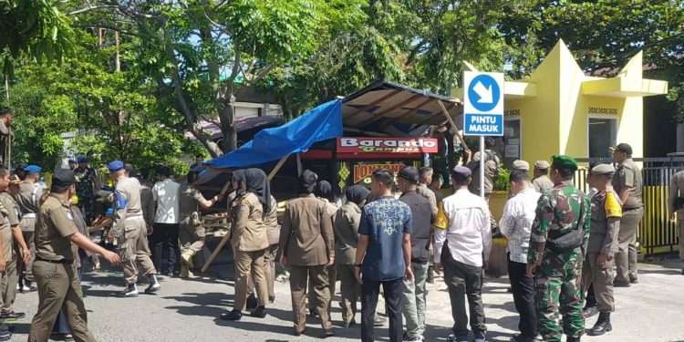 Satpol PP Padang Tertibkan PKL di Jalan Belibis, Jaga Fasilitas Umum Tetap Nyaman