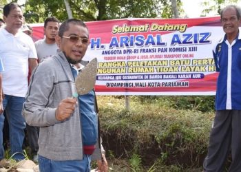 Arizal Azis Bantu Bangun RTLH Gusniwati Warga Pariaman