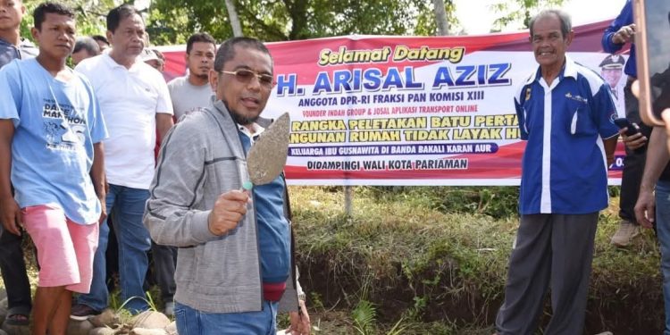 Arizal Azis Bantu Bangun RTLH Gusniwati Warga Pariaman