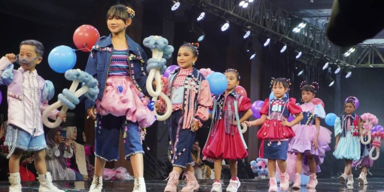 Menggemaskan, Anak-Anak Ikut Jadi Model Di Padang Fashion Summit