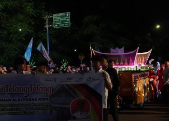 Menarik Perhatian! Miniatur Masjid Raya Sumbar Diarak di Pawai Telong-Telong HJK Padang ke-356