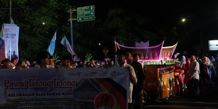 Menarik Perhatian! Miniatur Masjid Raya Sumbar Diarak di Pawai Telong-Telong HJK Padang ke-356