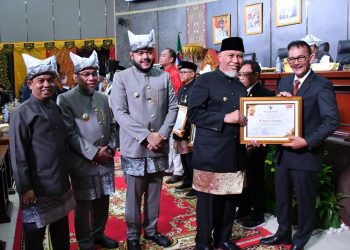 Wartawan Senior Hasril Chaniago Terima Pin Emas di Hari Jadi Kota Padang ke-356