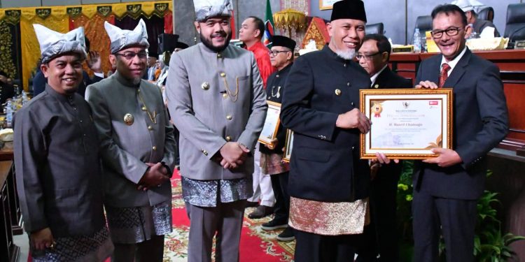 Wartawan Senior Hasril Chaniago Terima Pin Emas di Hari Jadi Kota Padang ke-356