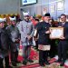 Wartawan Senior Hasril Chaniago Terima Pin Emas di Hari Jadi Kota Padang ke-356