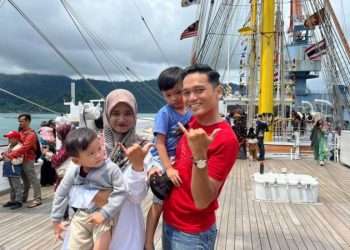 Warga Antusias Naiki KRI Bima Suci di Teluk Bayur