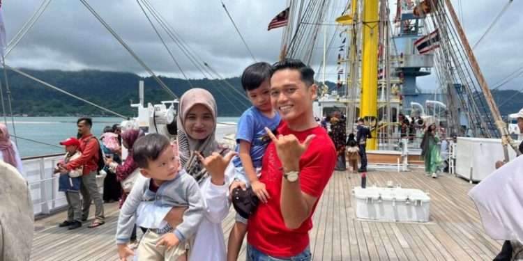 Warga Antusias Naiki KRI Bima Suci di Teluk Bayur