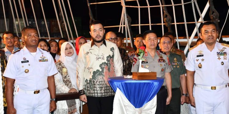 Bersandar di Padang, KRI Bima Suci Mengedukasi dan Memperkuat Kerja Sama