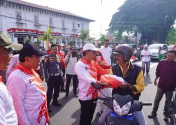 Bagikan 15 Ribu Bendera, Warga Padang Diimbau Kibarkan Bendera Merah Putih
