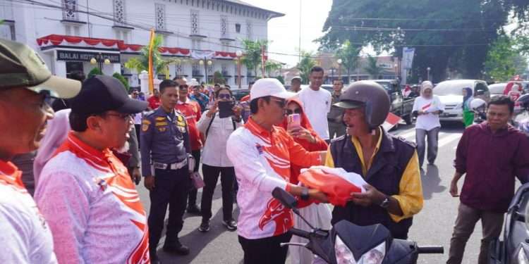 Bagikan 15 Ribu Bendera, Warga Padang Diimbau Kibarkan Bendera Merah Putih