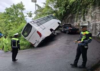 Bus Wisata Terpuruk di Kelok 44, Akses Jalan Terganggu