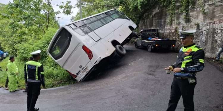 Bus Wisata Terpuruk di Kelok 44, Akses Jalan Terganggu
