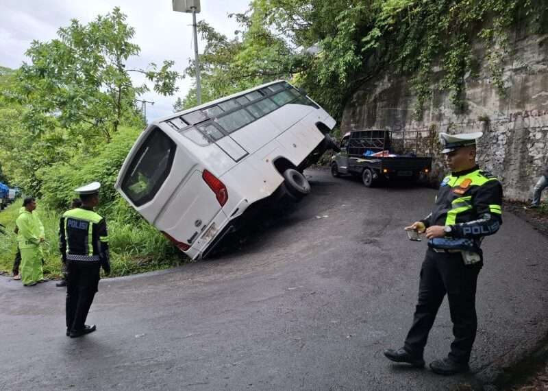 Bus Wisata Terpuruk di Kelok 44, Akses Jalan Terganggu