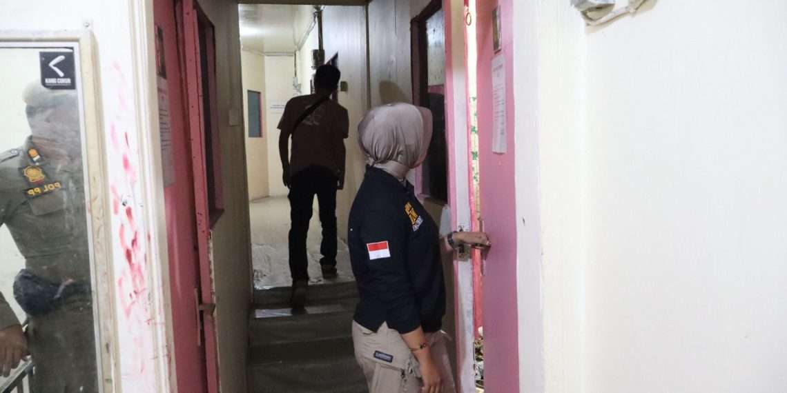 Satpol PP Padang Amankan Muda-Mudi yang Nongkrong hingga Dini Hari di Kawasan Batang Arau