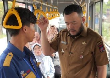 Di Atas Bus Trans Padang, Wali Kota Fadly Amran Serap Aspirasi Penumpang