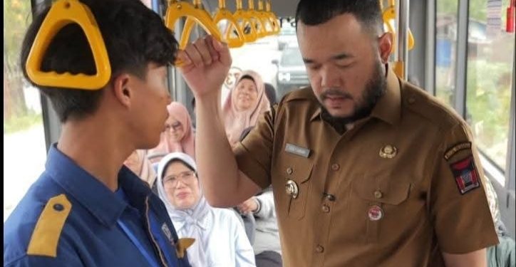 Di Atas Bus Trans Padang, Wali Kota Fadly Amran Serap Aspirasi Penumpang