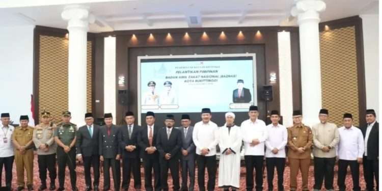 Wako Ramlan Lantik Lima Pimpinan BAZNAZ Bukittinggi Periode 2025-2030