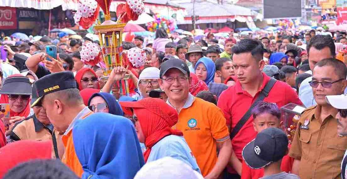 Puluhan Ribu Masyarakat Payakumbuh Saksikan Pawai Alegoris Peringatan HUT RI ke-80