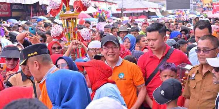 Puluhan Ribu Masyarakat Payakumbuh Saksikan Pawai Alegoris Peringatan HUT RI ke-80