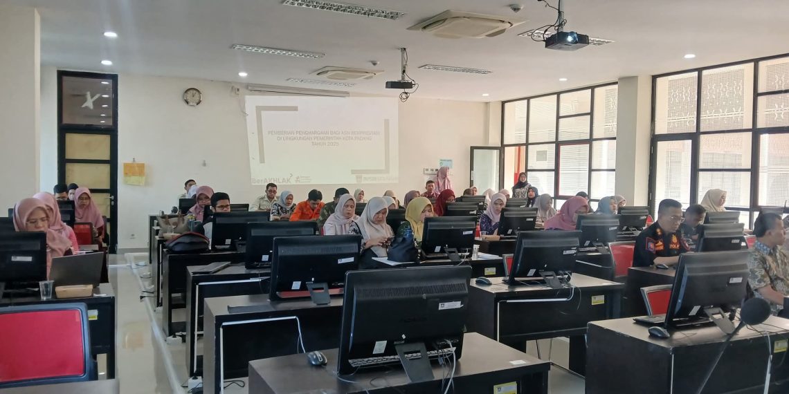 Pemko Padang Beri Hadiah Umroh untuk ASN Berprestasi
