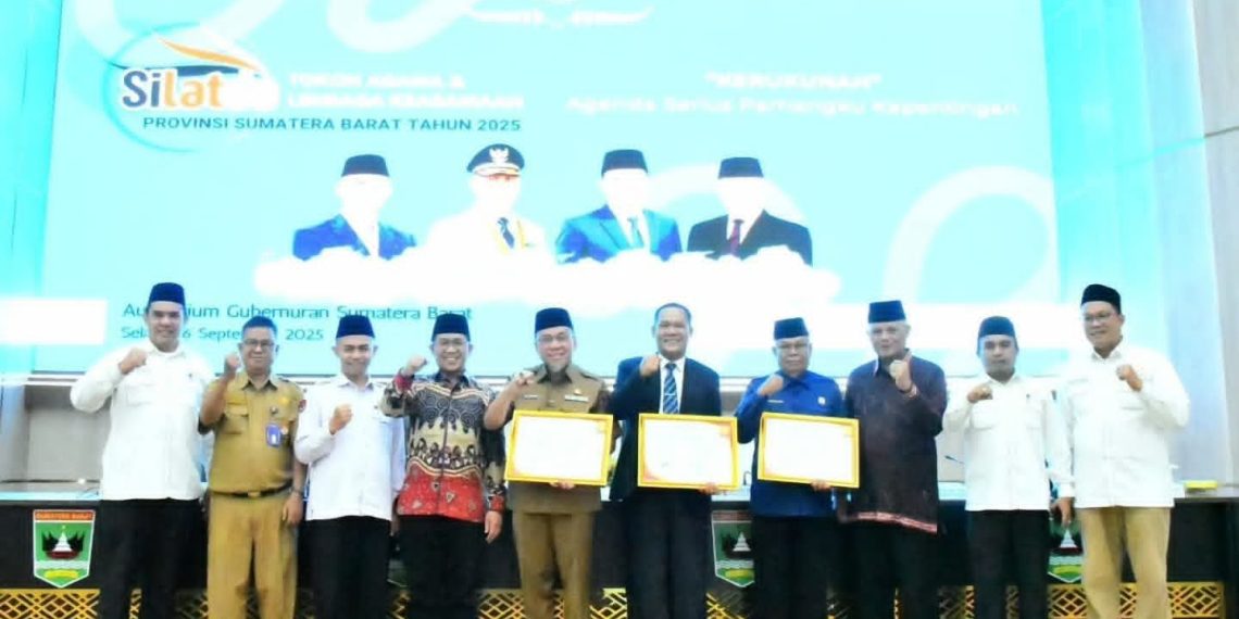 Jaga Kerukunan Umat Beragama, Kota Padang Terima Penghargaan dari FKUB Sumbar